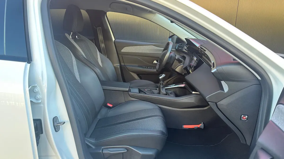 1.2 PureTech Allure | Navigatie | Apple Carplay / Android Auto | Camera | Cruise Control | | Achteruitrijcamera | Apple Carplay/Android Auto|telefoonintegratie premium | Bestuurdersstoel in 