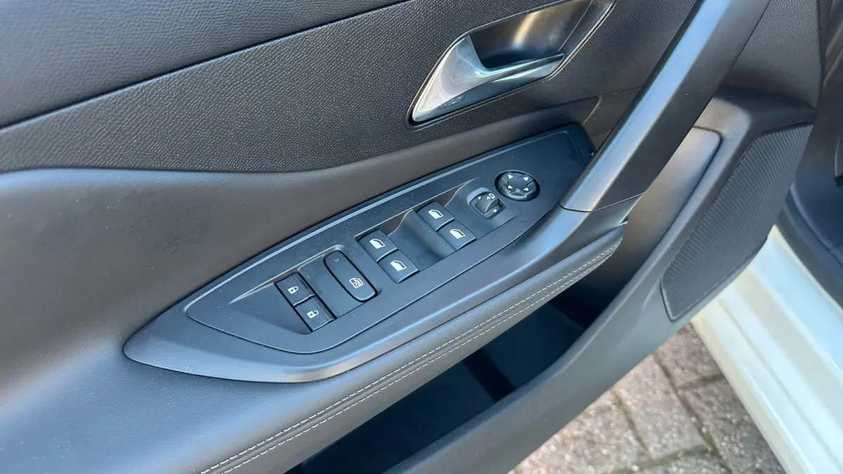 1.2 PureTech Allure | Navigatie | Apple Carplay / Android Auto | Camera | Cruise Control | | Achteruitrijcamera | Apple Carplay/Android Auto|telefoonintegratie premium | Bestuurdersstoel in 
