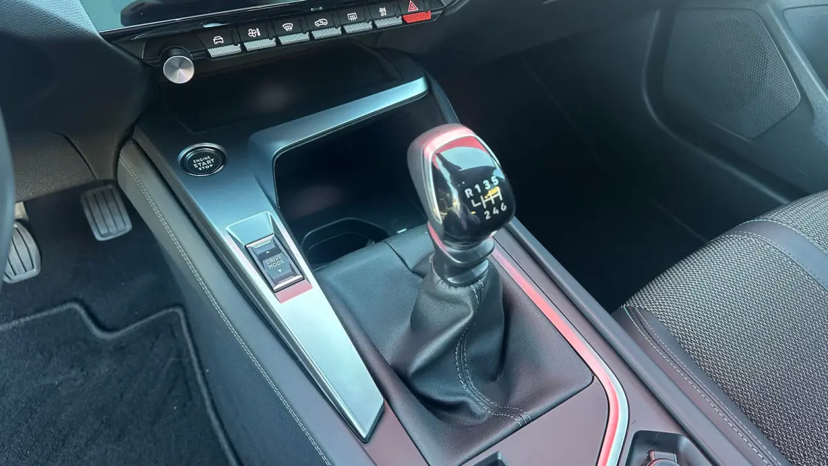 1.2 PureTech Allure | Navigatie | Apple Carplay / Android Auto | Camera | Cruise Control | | Achteruitrijcamera | Apple Carplay/Android Auto|telefoonintegratie premium | Bestuurdersstoel in 