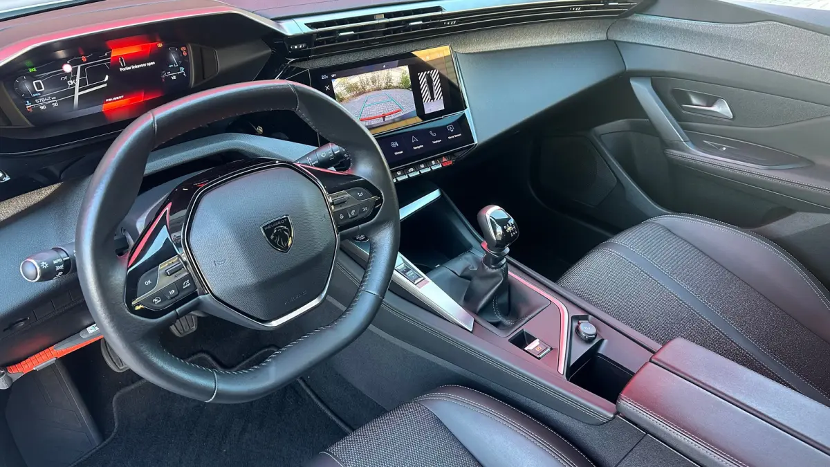 1.2 PureTech Allure | Navigatie | Apple Carplay / Android Auto | Camera | Cruise Control | | Achteruitrijcamera | Apple Carplay/Android Auto|telefoonintegratie premium | Bestuurdersstoel in 