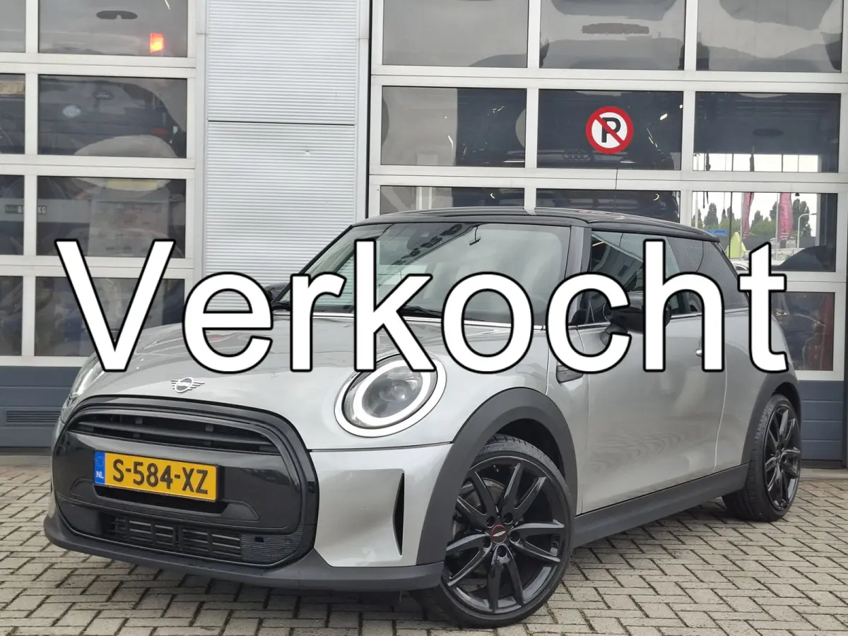 1.5 Cooper John Cooper Works | Navigatie | LMV 18" | Voorstoelen Verwarmd | Cruise Control Adaptief | Achteruitrijcamera | Airco Climate control |
