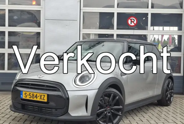 1.5 Cooper John Cooper Works | Navigatie | LMV 18" | Voorstoelen Verwarmd | Cruise Control Adaptief | Achteruitrijcamera | Airco Climate control |