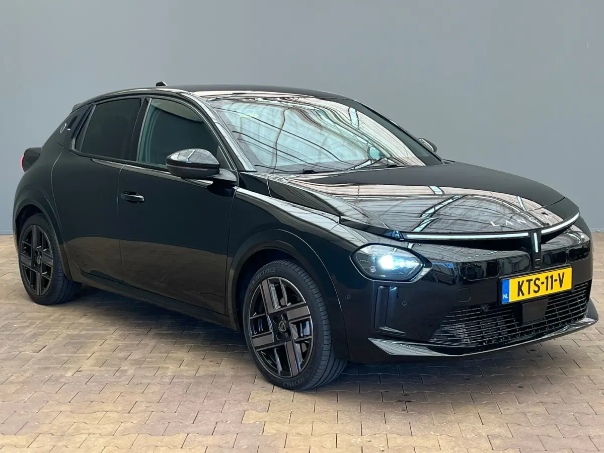 LX 54 kWh Alcantara Bekleding | Camera Voor + Achter | Adaptieve Cruise | 17" Lichtmetaal | Stoelverwarming | Achteruitrijcamera | Airco (automatisch) | Alcantara bekleding