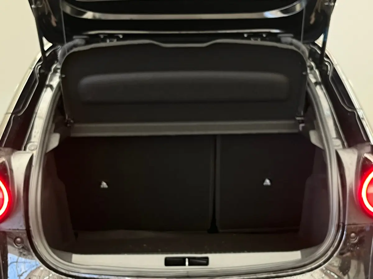 LX 54 kWh Alcantara Bekleding | Camera Voor + Achter | Adaptieve Cruise | 17" Lichtmetaal | Stoelverwarming | Achteruitrijcamera | Airco (automatisch) | Alcantara bekleding