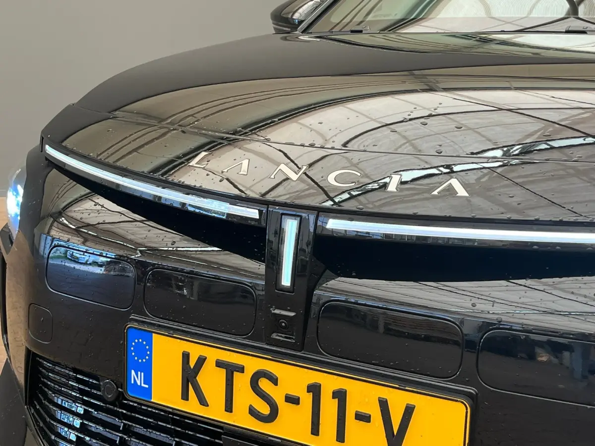 LX 54 kWh Alcantara Bekleding | Camera Voor + Achter | Adaptieve Cruise | 17" Lichtmetaal | Stoelverwarming | Achteruitrijcamera | Airco (automatisch) | Alcantara bekleding