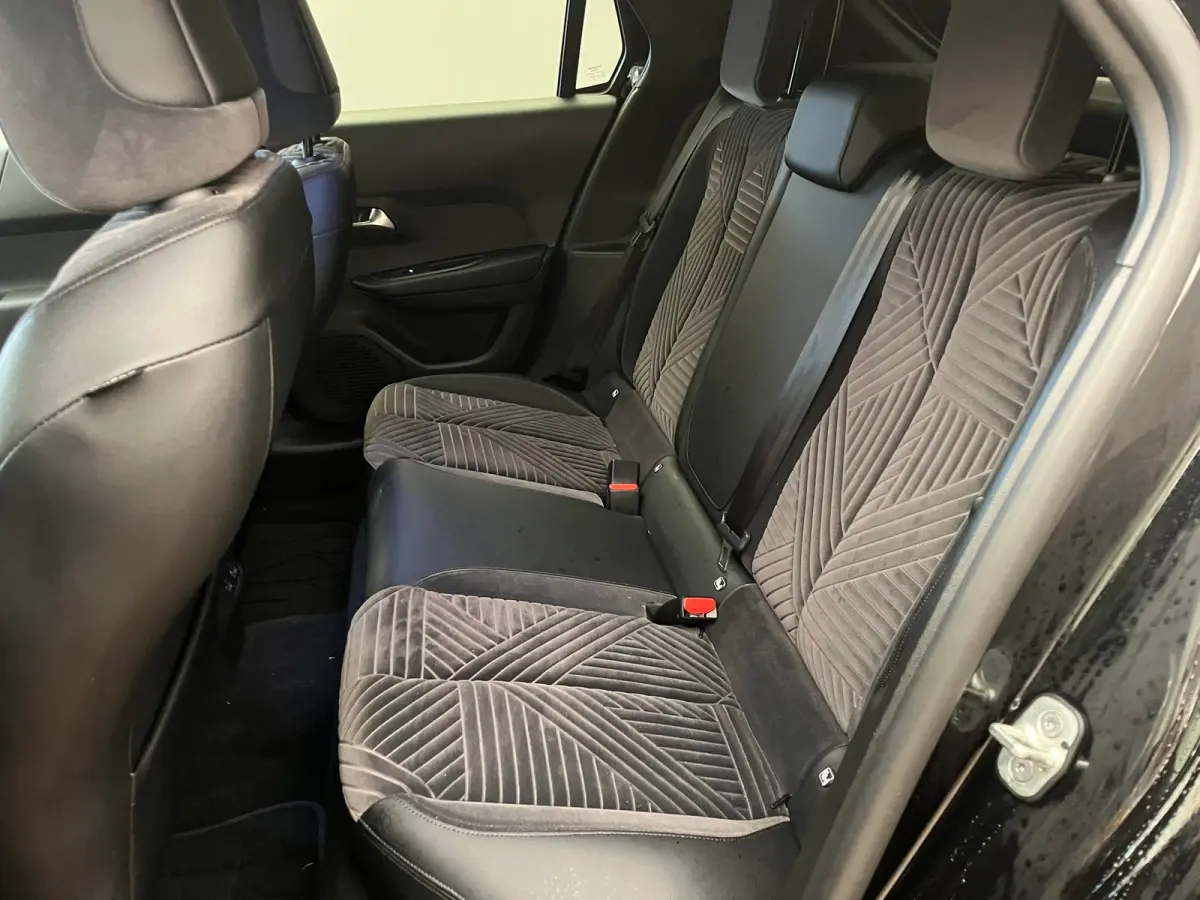 LX 54 kWh Alcantara Bekleding | Camera Voor + Achter | Adaptieve Cruise | 17" Lichtmetaal | Stoelverwarming | Achteruitrijcamera | Airco (automatisch) | Alcantara bekleding
