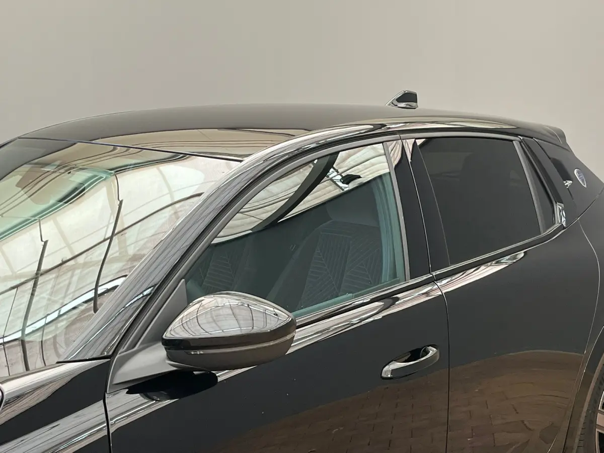 LX 54 kWh Alcantara Bekleding | Camera Voor + Achter | Adaptieve Cruise | 17" Lichtmetaal | Stoelverwarming | Achteruitrijcamera | Airco (automatisch) | Alcantara bekleding