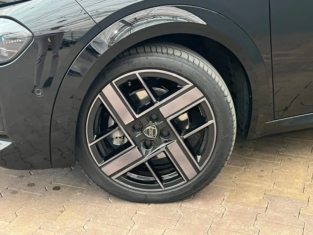 LX 54 kWh Alcantara Bekleding | Camera Voor + Achter | Adaptieve Cruise | 17" Lichtmetaal | Stoelverwarming | Achteruitrijcamera | Airco (automatisch) | Alcantara bekleding