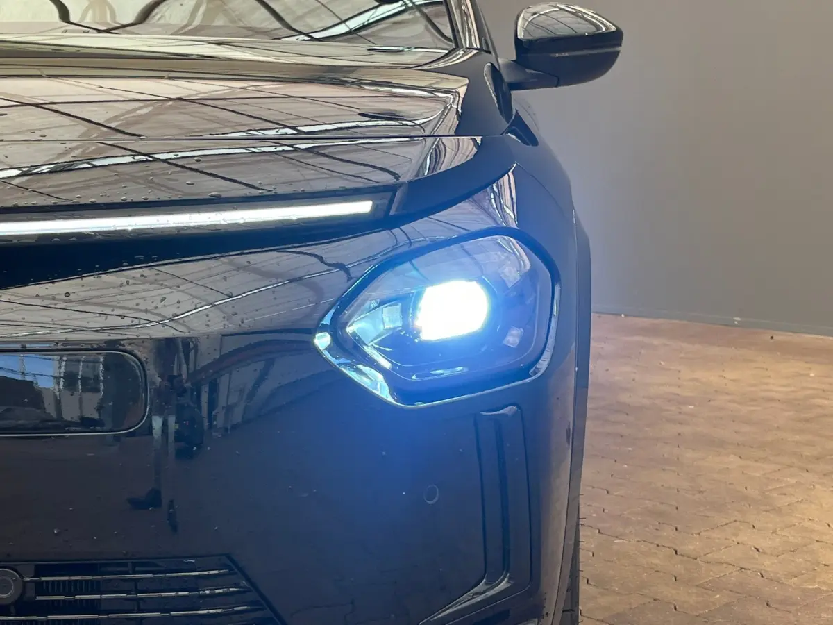 LX 54 kWh Alcantara Bekleding | Camera Voor + Achter | Adaptieve Cruise | 17" Lichtmetaal | Stoelverwarming | Achteruitrijcamera | Airco (automatisch) | Alcantara bekleding