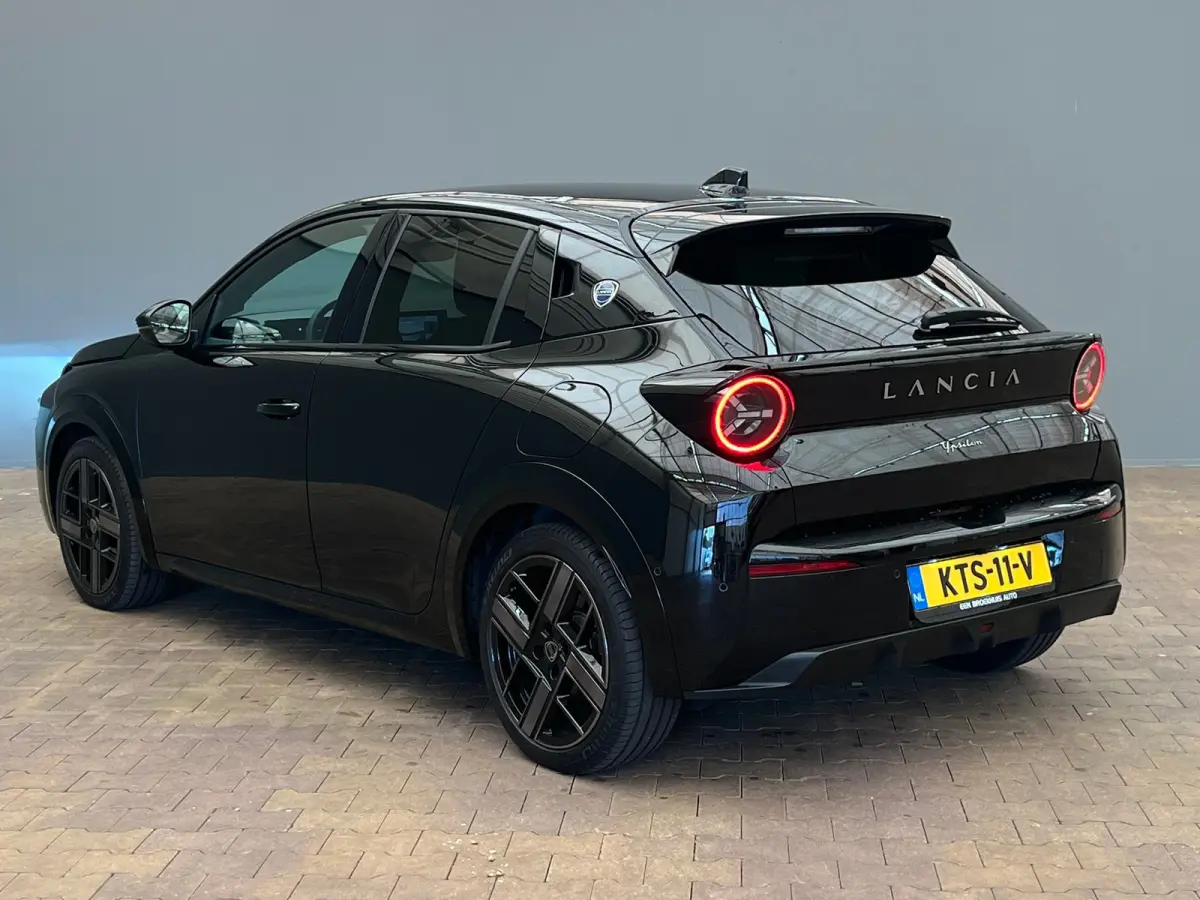LX 54 kWh Alcantara Bekleding | Camera Voor + Achter | Adaptieve Cruise | 17" Lichtmetaal | Stoelverwarming | Achteruitrijcamera | Airco (automatisch) | Alcantara bekleding