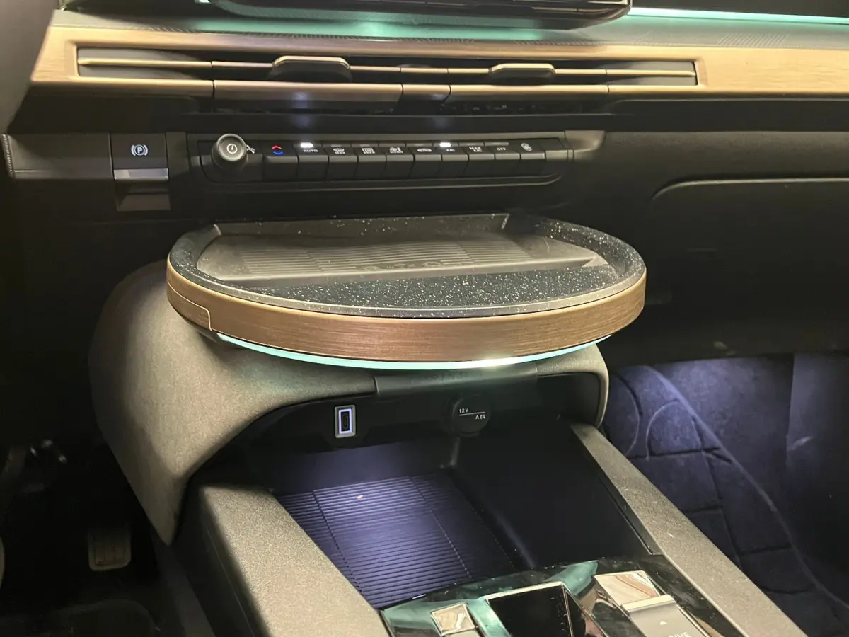 LX 54 kWh Alcantara Bekleding | Camera Voor + Achter | Adaptieve Cruise | 17" Lichtmetaal | Stoelverwarming | Achteruitrijcamera | Airco (automatisch) | Alcantara bekleding