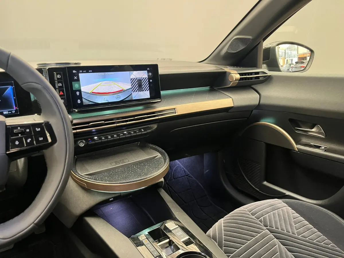 LX 54 kWh Alcantara Bekleding | Camera Voor + Achter | Adaptieve Cruise | 17" Lichtmetaal | Stoelverwarming | Achteruitrijcamera | Airco (automatisch) | Alcantara bekleding