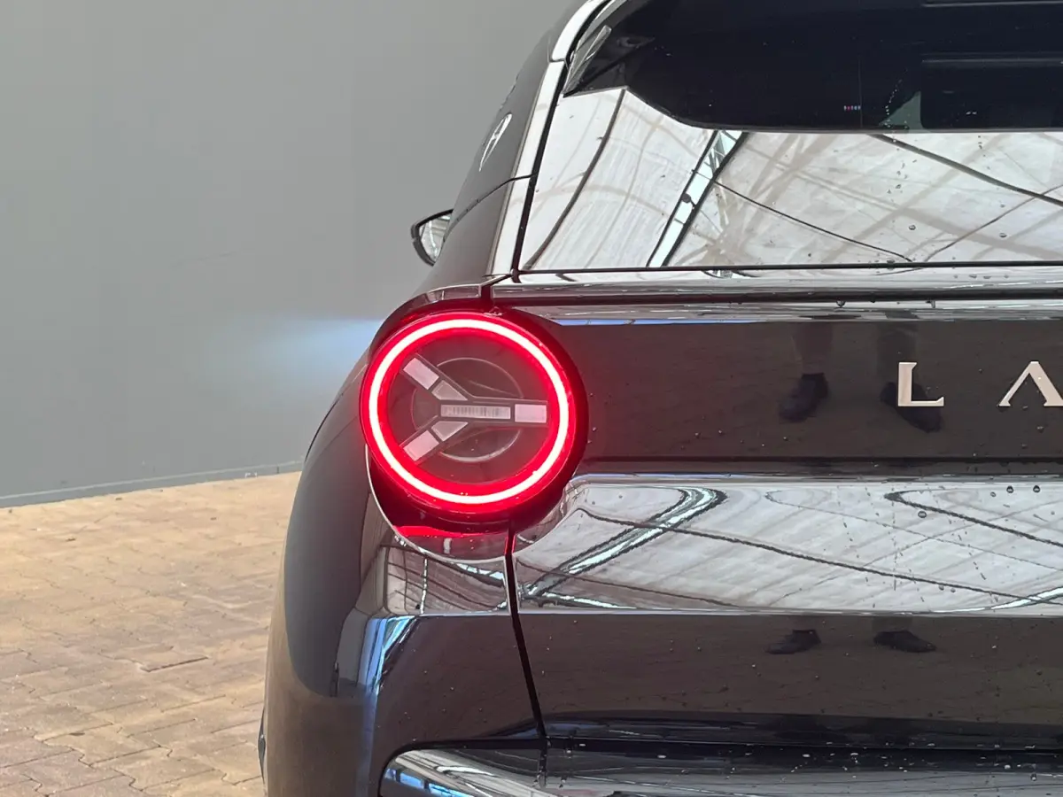 LX 54 kWh Alcantara Bekleding | Camera Voor + Achter | Adaptieve Cruise | 17" Lichtmetaal | Stoelverwarming | Achteruitrijcamera | Airco (automatisch) | Alcantara bekleding
