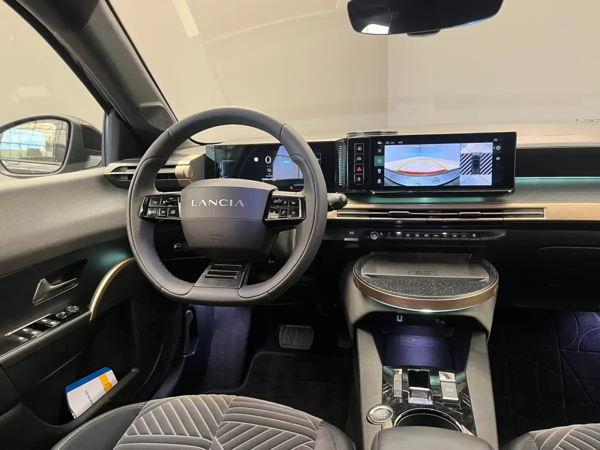 LX 54 kWh Alcantara Bekleding | Camera Voor + Achter | Adaptieve Cruise | 17" Lichtmetaal | Stoelverwarming | Achteruitrijcamera | Airco (automatisch) | Alcantara bekleding