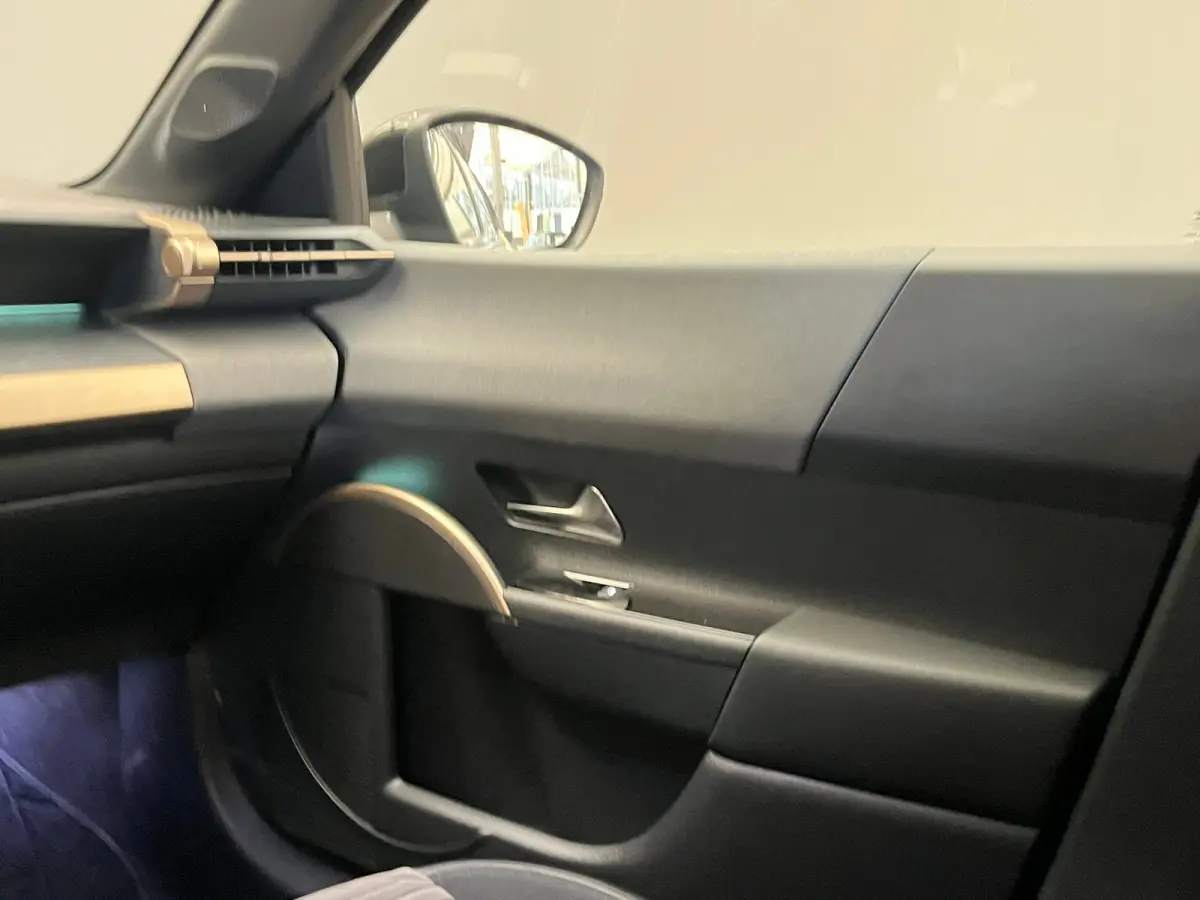 LX 54 kWh Alcantara Bekleding | Camera Voor + Achter | Adaptieve Cruise | 17" Lichtmetaal | Stoelverwarming | Achteruitrijcamera | Airco (automatisch) | Alcantara bekleding
