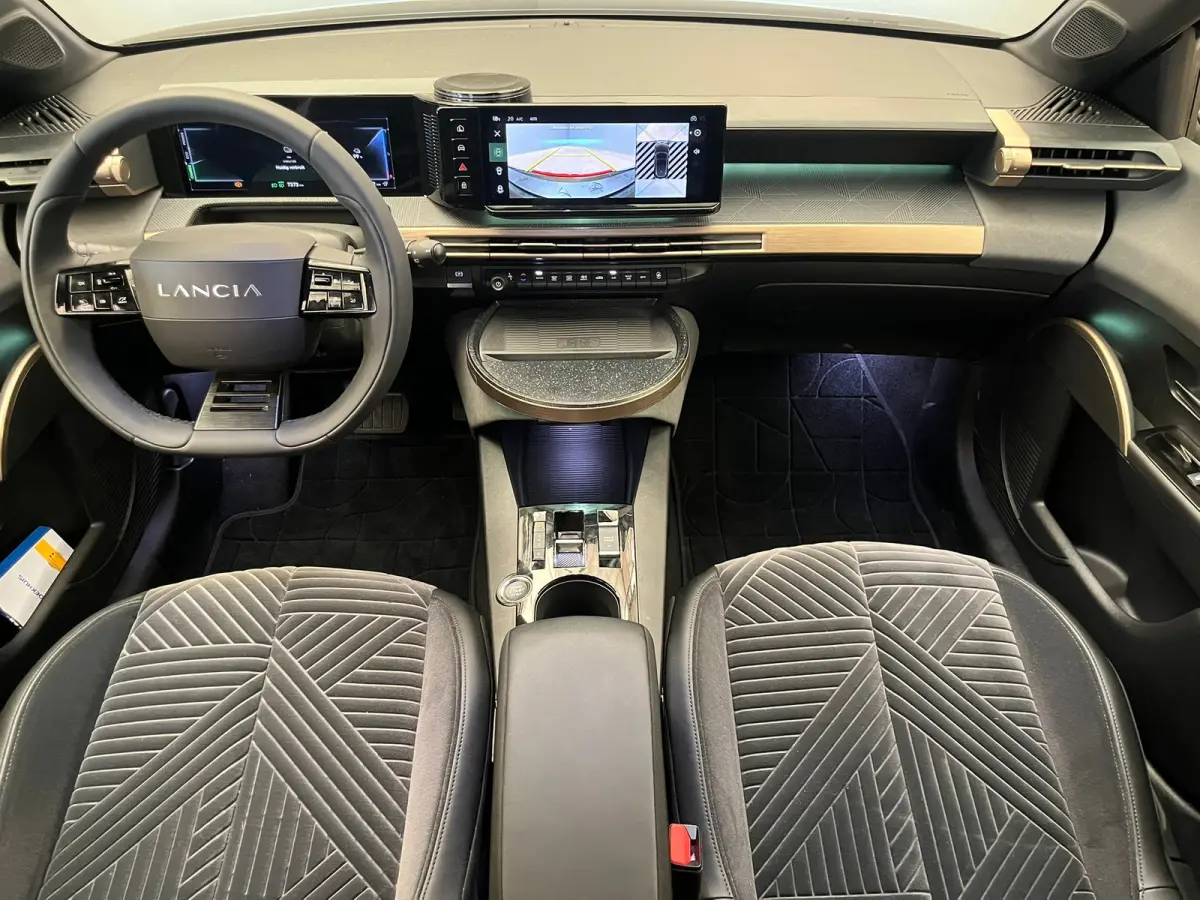 LX 54 kWh Alcantara Bekleding | Camera Voor + Achter | Adaptieve Cruise | 17" Lichtmetaal | Stoelverwarming | Achteruitrijcamera | Airco (automatisch) | Alcantara bekleding