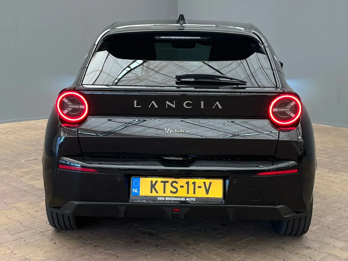 LX 54 kWh Alcantara Bekleding | Camera Voor + Achter | Adaptieve Cruise | 17" Lichtmetaal | Stoelverwarming | Achteruitrijcamera | Airco (automatisch) | Alcantara bekleding