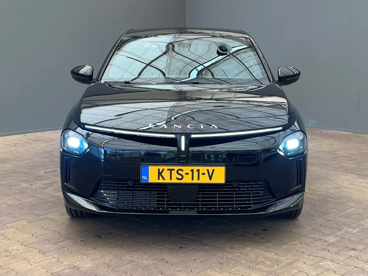 LX 54 kWh Alcantara Bekleding | Camera Voor + Achter | Adaptieve Cruise | 17" Lichtmetaal | Stoelverwarming | Achteruitrijcamera | Airco (automatisch) | Alcantara bekleding
