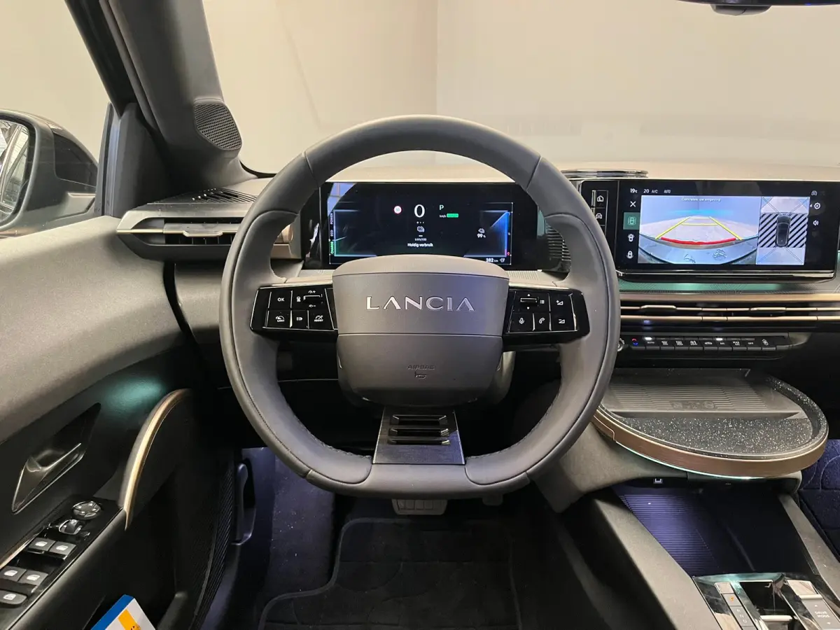 LX 54 kWh Alcantara Bekleding | Camera Voor + Achter | Adaptieve Cruise | 17" Lichtmetaal | Stoelverwarming | Achteruitrijcamera | Airco (automatisch) | Alcantara bekleding