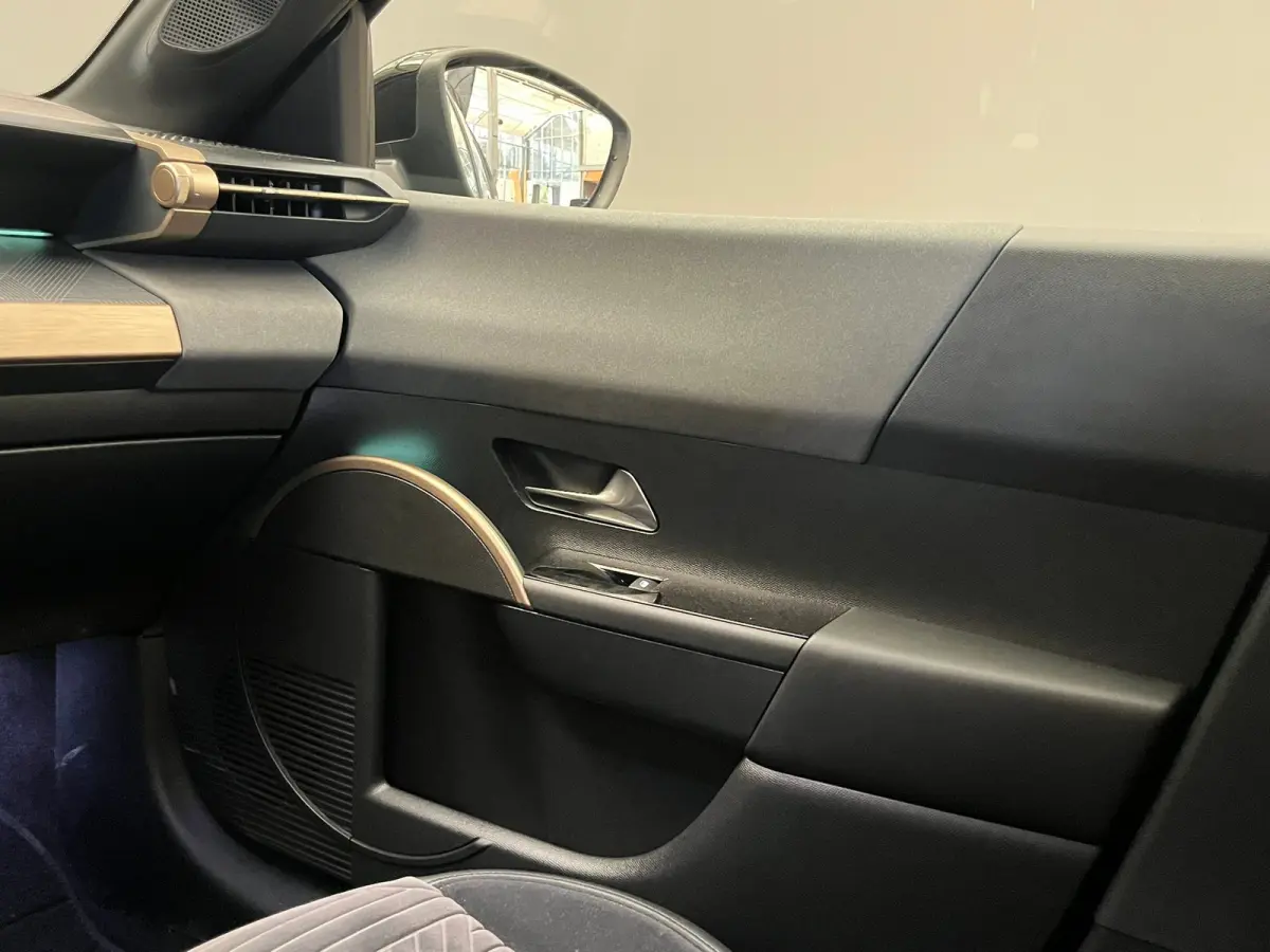 LX 54 kWh Alcantara Bekleding | Camera Voor + Achter | Adaptieve Cruise | 17" Lichtmetaal | Stoelverwarming | Achteruitrijcamera | Airco (automatisch) | Alcantara bekleding
