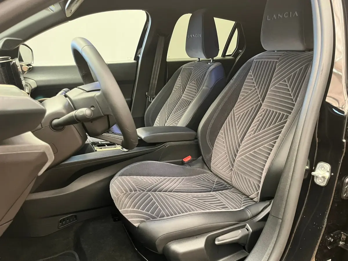 LX 54 kWh Alcantara Bekleding | Camera Voor + Achter | Adaptieve Cruise | 17" Lichtmetaal | Stoelverwarming | Achteruitrijcamera | Airco (automatisch) | Alcantara bekleding