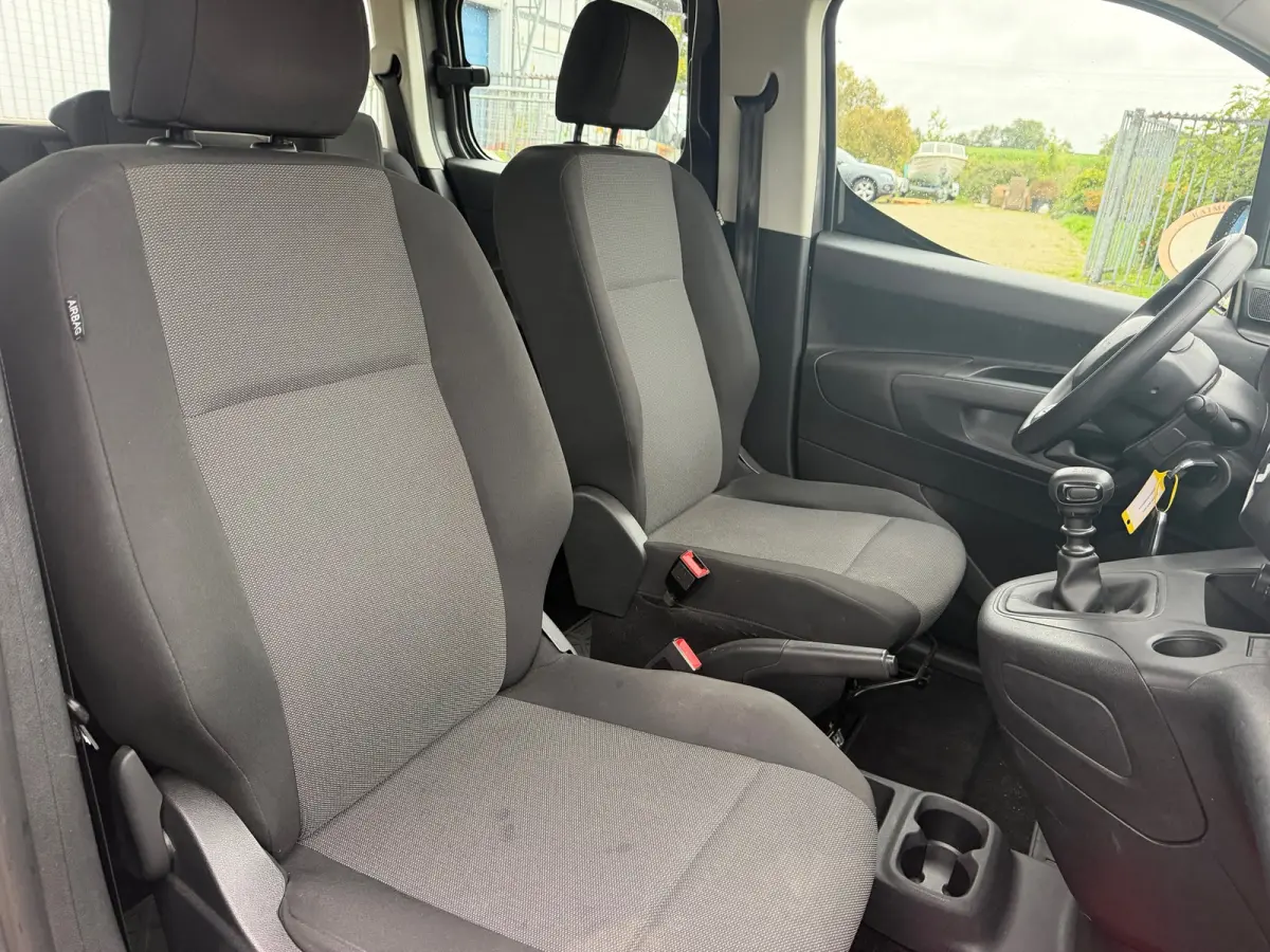 1.2 PureTech Feel - Gris Platinium - Navigatie/Cruise/Airco