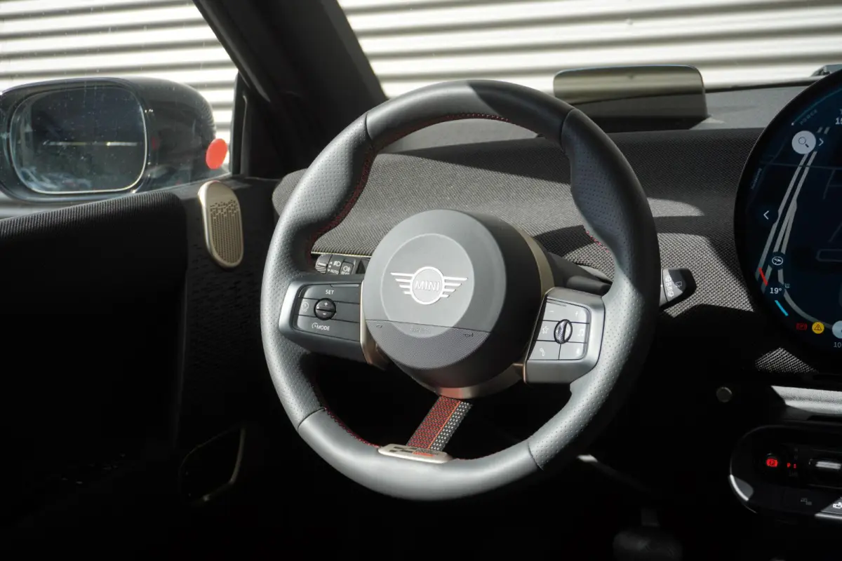 Cooper E John Cooper Works | Pakket XL | Glazen Panoramadak | Elektrisch verstelbare stoelen met massage | Harman Kardon | Head-Up Display | Stuur- & Stoelverwarming | Active Cruise Control 