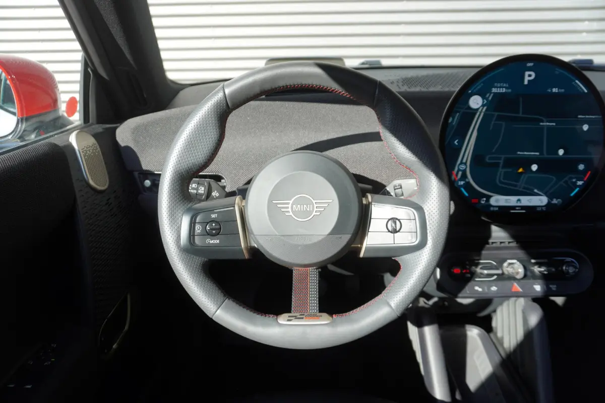 Cooper E John Cooper Works Pakket XL | Glazen Panoramadak | Elektrisch verstelbare stoelen met massage | Harman Kardon | Head-Up Display | Stuur- & Stoelverwarming | Active Cruise Control | 