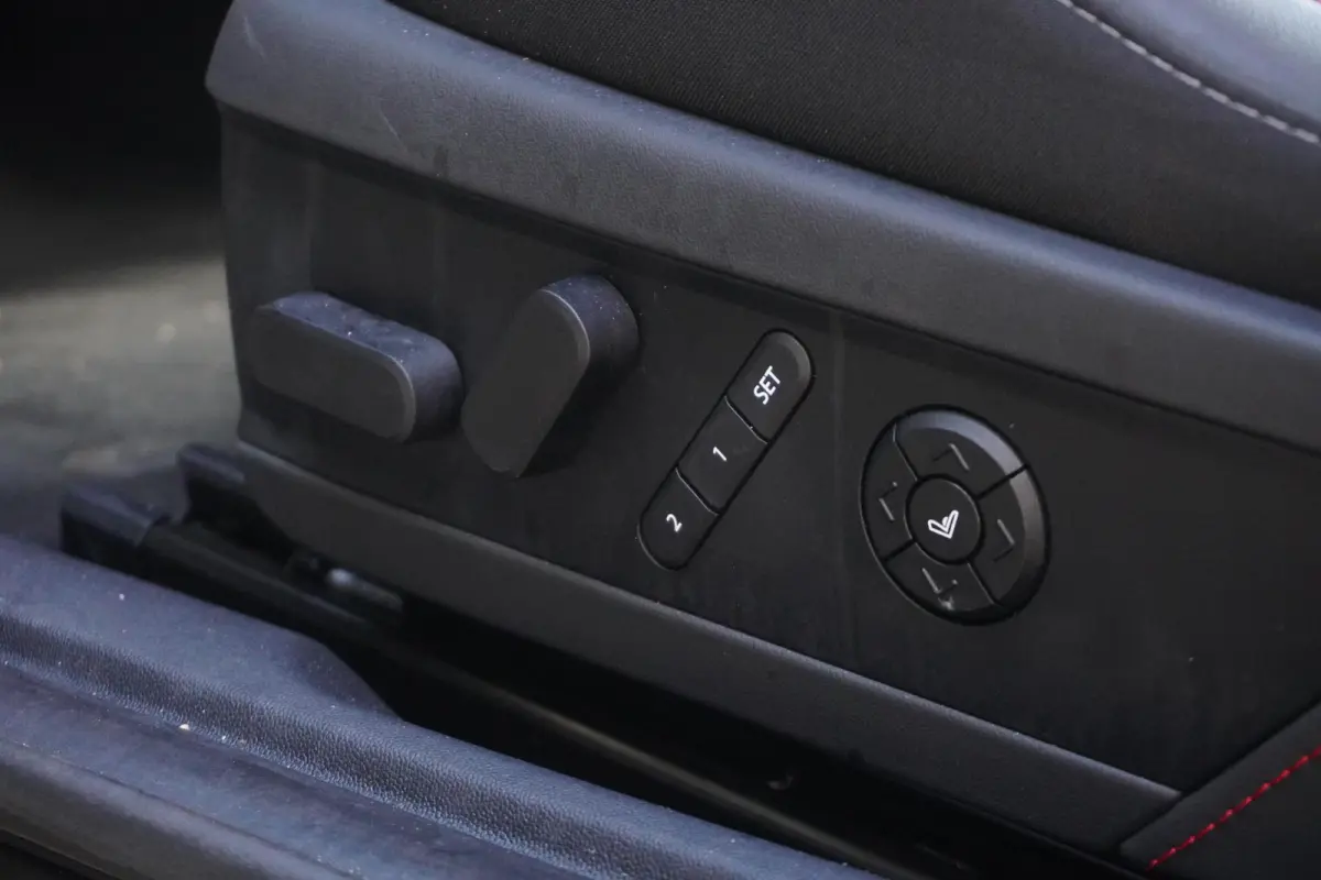 Cooper E John Cooper Works Pakket XL | Glazen Panoramadak | Elektrisch verstelbare stoelen met massage | Harman Kardon | Head-Up Display | Stuur- & Stoelverwarming | Active Cruise Control | 