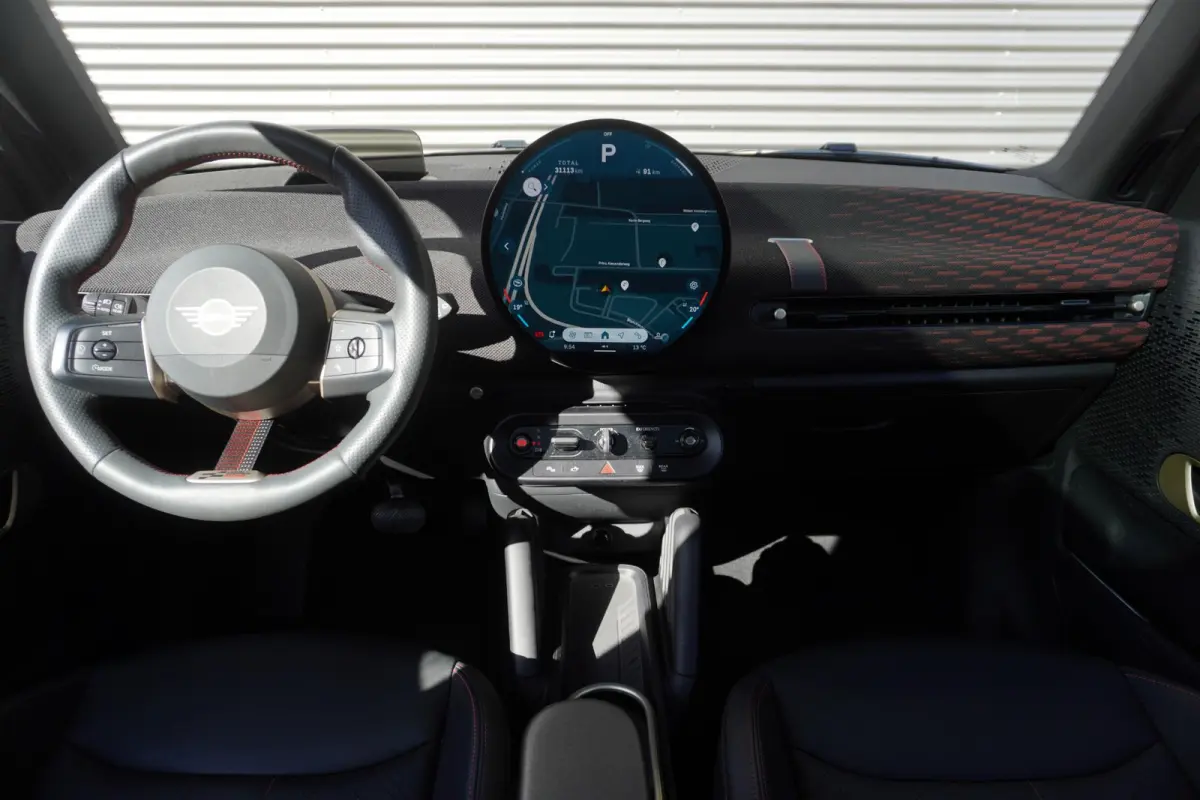 Cooper E John Cooper Works Pakket XL | Glazen Panoramadak | Elektrisch verstelbare stoelen met massage | Harman Kardon | Head-Up Display | Stuur- & Stoelverwarming | Active Cruise Control | 
