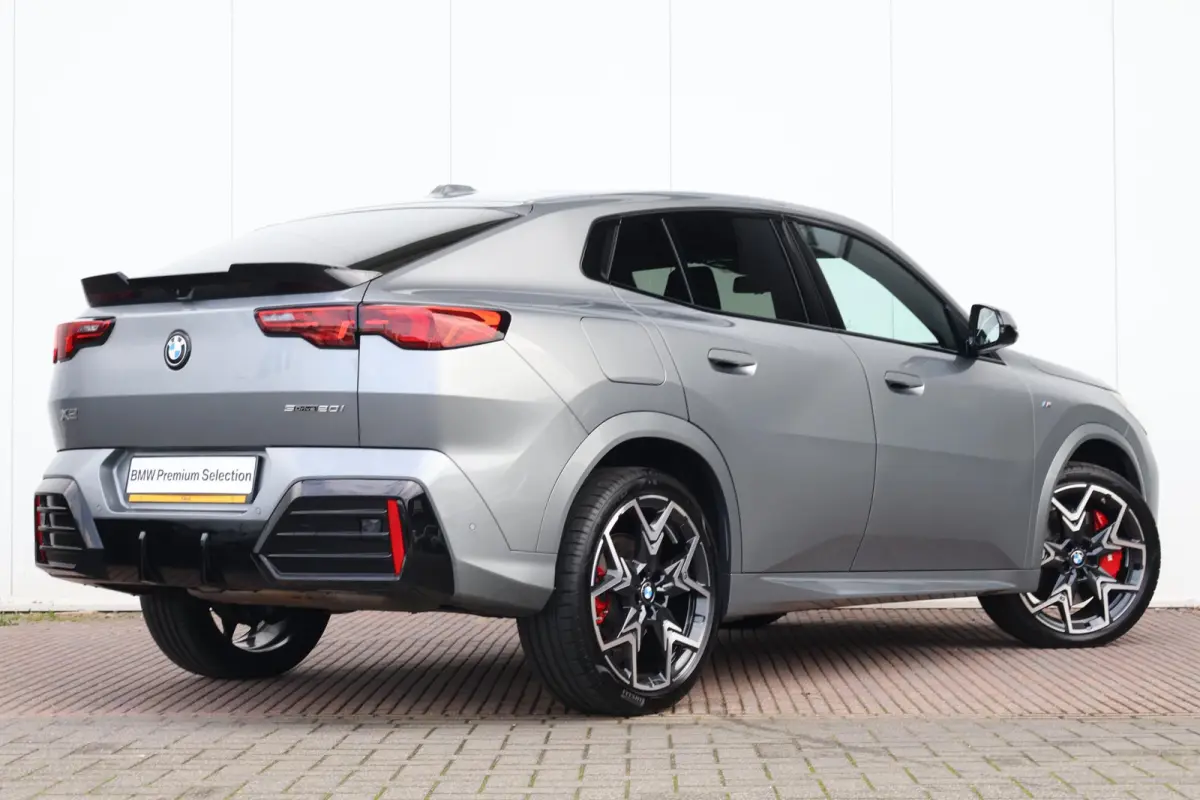 sDrive20i | Sport Pakket Pro | Panorama Dak | Trekhaak | Driving Assistant Plus | Stuur & Stoel Verwarming | Harman Kardon | Parking Assistant Plus | Head-Up |