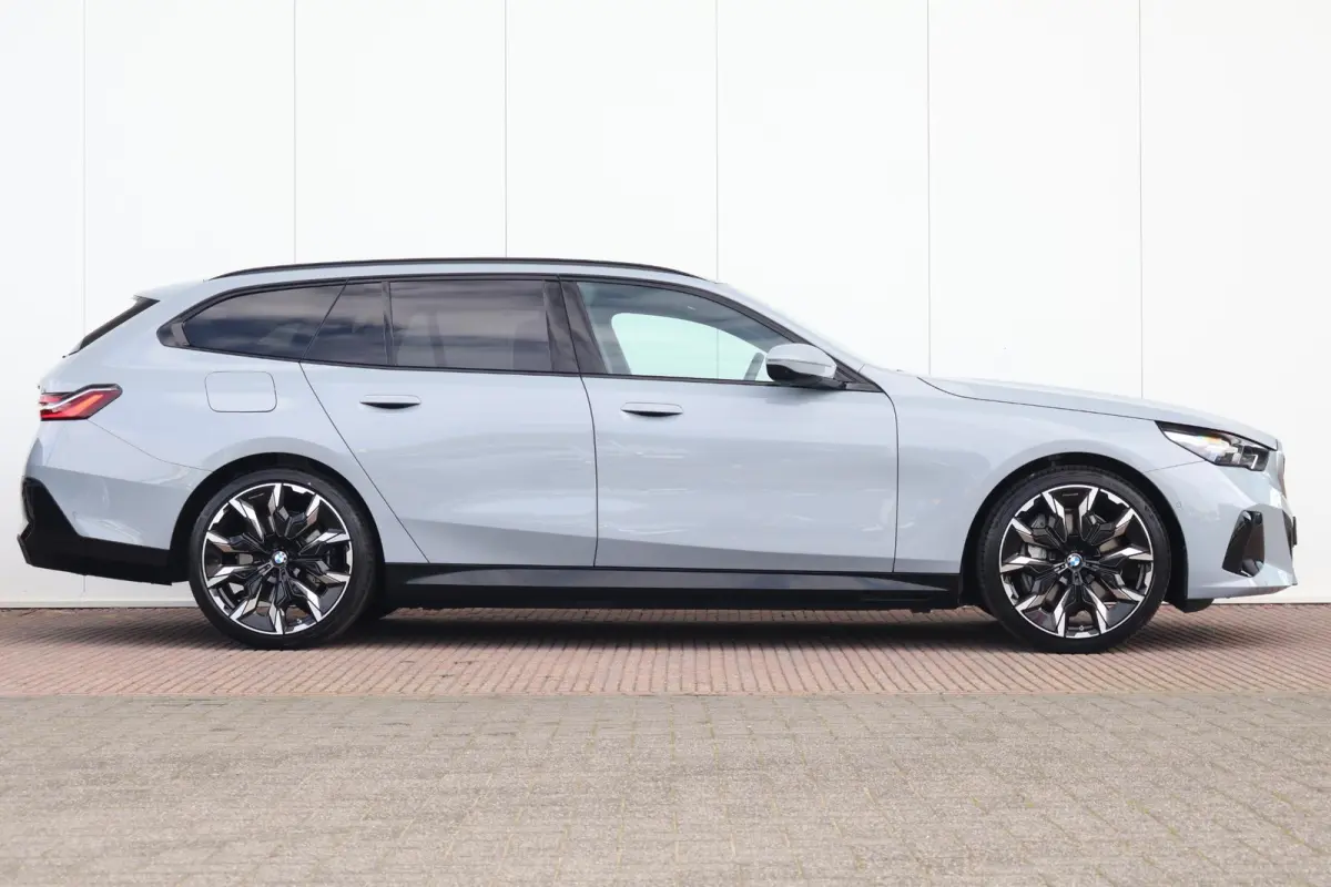 550e xDrive | SoH 100% | M-Sport Pakket | Panorama Dak | Trekhaak | Adaptief Onderstel Professional | Bowers & Wilkins | Parking Assistant Plus | Stuur & Stoel Verwarming |