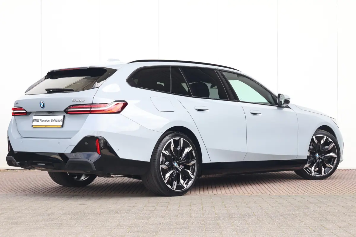 550e xDrive | SoH 100% | M-Sport Pakket | Panorama Dak | Trekhaak | Adaptief Onderstel Professional | Bowers & Wilkins | Parking Assistant Plus | Stuur & Stoel Verwarming |