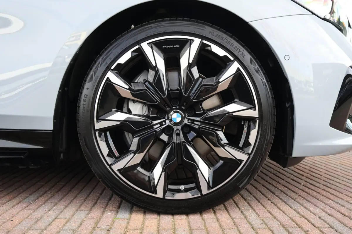 550e xDrive | SoH 100% | M-Sport Pakket | Panorama Dak | Trekhaak | Adaptief Onderstel Professional | Bowers & Wilkins | Parking Assistant Plus | Stuur & Stoel Verwarming |