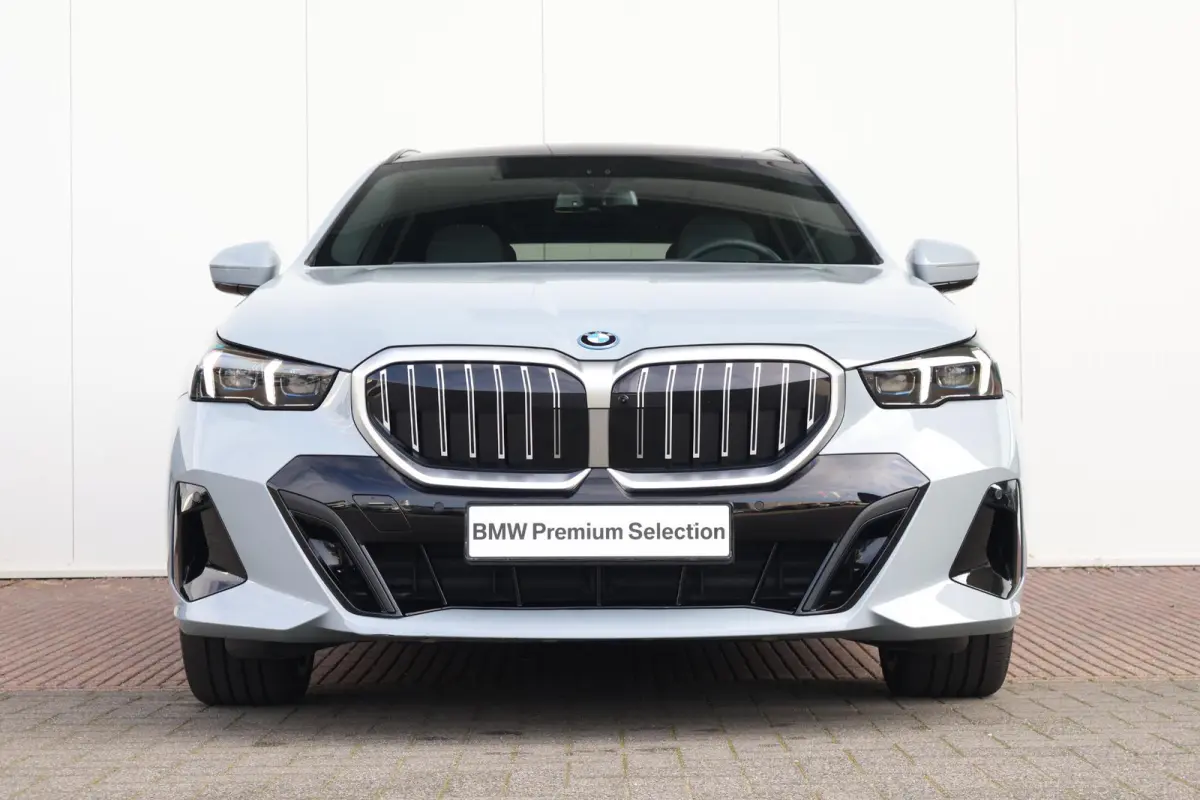 550e xDrive | SoH 100% | M-Sport Pakket | Panorama Dak | Trekhaak | Adaptief Onderstel Professional | Bowers & Wilkins | Parking Assistant Plus | Stuur & Stoel Verwarming |