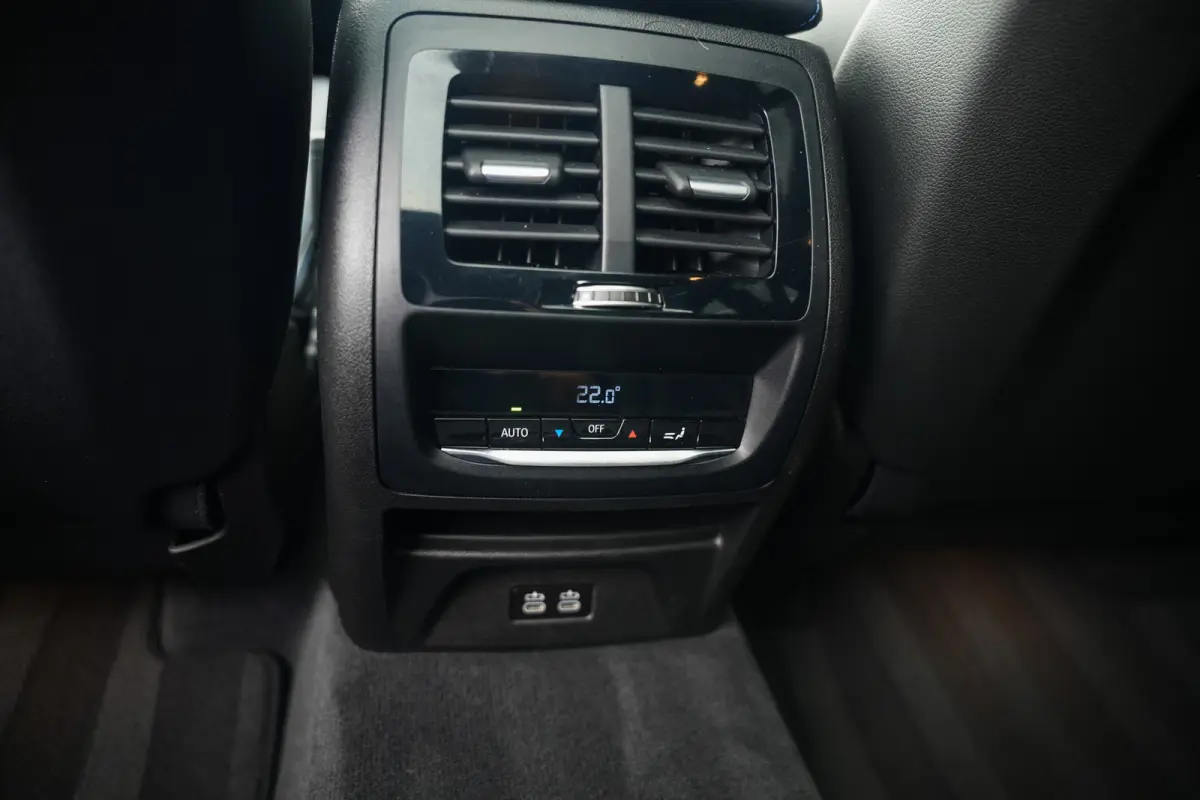 xDrive30e 292 pk High Executive M-Sportpakket / Pano-Dak/ Harman-Kardon/ Head-Up/ SuperSport-Stoel/ Keyless/ Camera/ Leder/ Stoel.Verw/ Memory/ Driving Assistant/ 20'' LMV