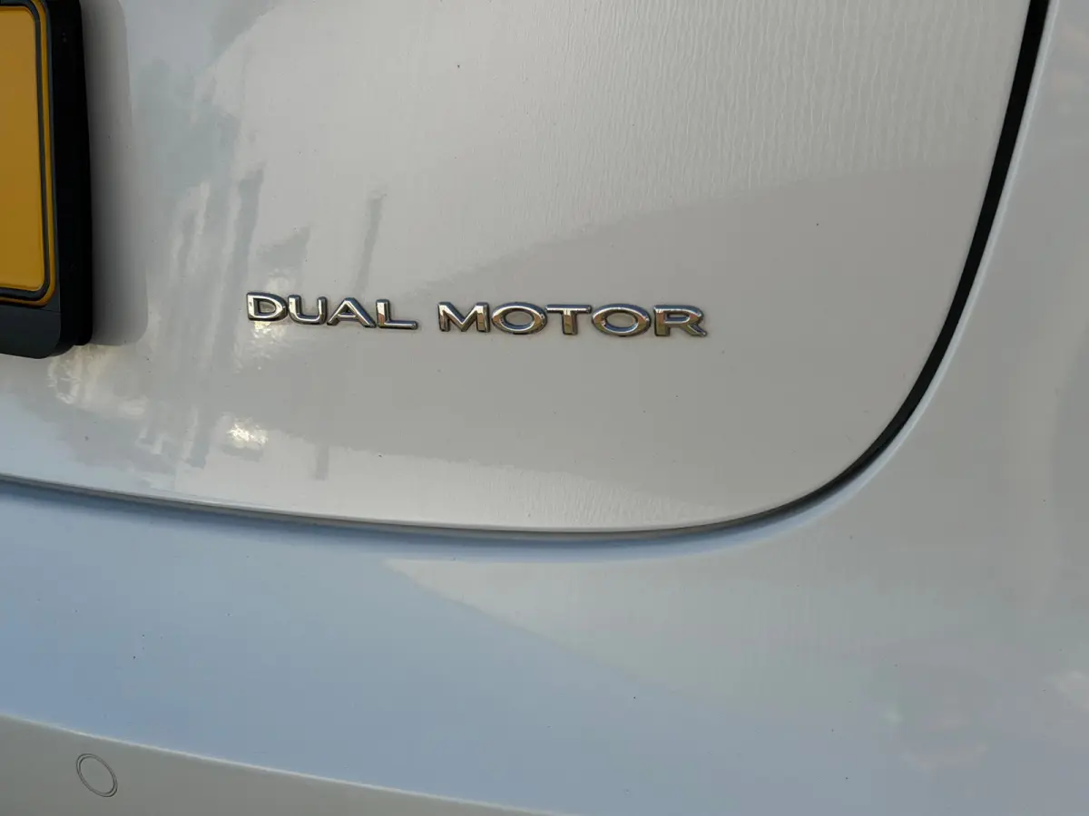 Long Range AWD 75 kWh - Pearl White - Panorama/Leder/Trekhaak - SoH 93%