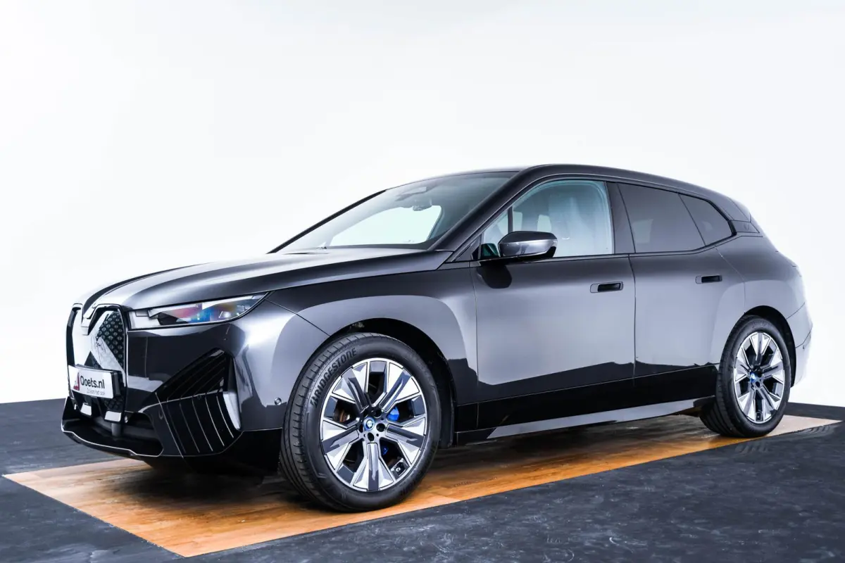 xDrive40 Sportpakket - Trekhaak - Panoramadak - Multifunctionele stoelen voor - Getinte Ruiten -