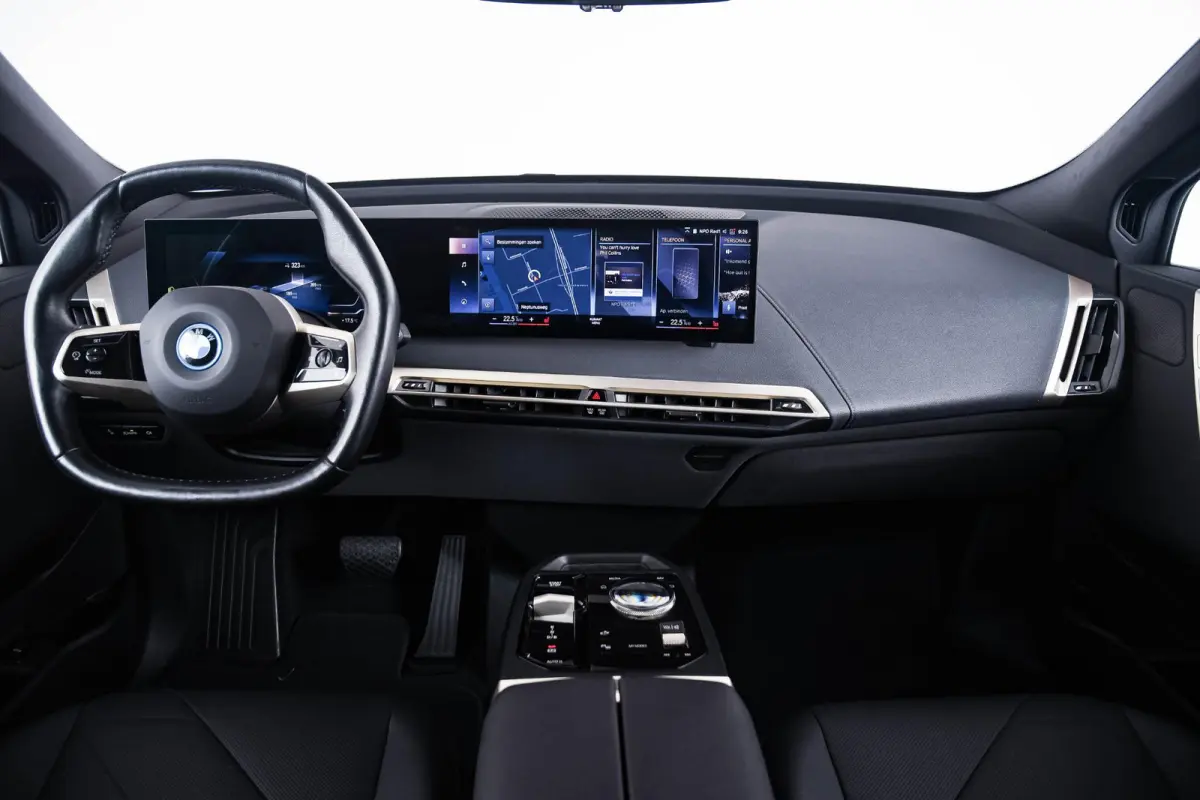 xDrive40 Sportpakket - Trekhaak - Panoramadak - Multifunctionele stoelen voor - Getinte Ruiten -