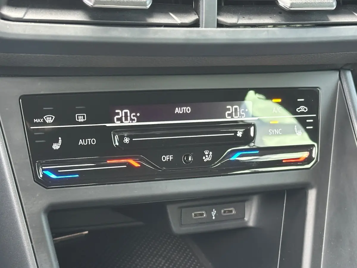 1.0 TSI 95pk R-Line | 17 inch | Camera | Navi | Adapt. Cruise | Climate | Stoelverwarming | Rijklaar incl. garantie