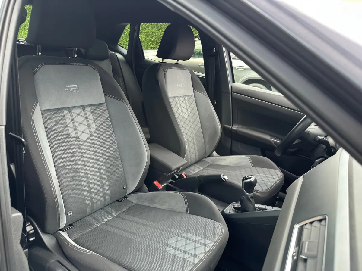 1.0 TSI 95pk R-Line | 17 inch | Camera | Navi | Adapt. Cruise | Climate | Stoelverwarming | Rijklaar incl. garantie