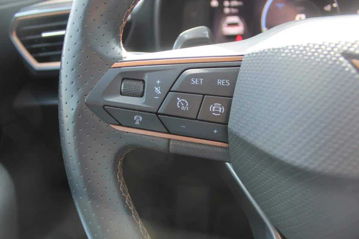 1.4 e-Hybrid Business l Adaptieve Cruise Control l PDC l Achteruitrijcamera l Stuur- en Stoelverwarming l Keyless l Navi l Clima l Apple Carplay/ Android Auto