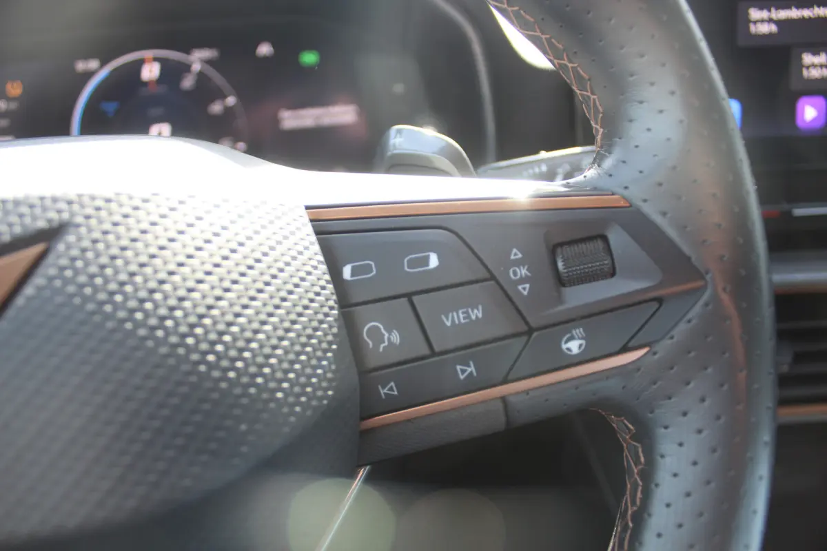 1.4 e-Hybrid Business l Adaptieve Cruise Control l PDC l Achteruitrijcamera l Stuur- en Stoelverwarming l Keyless l Navi l Clima l Apple Carplay/ Android Auto