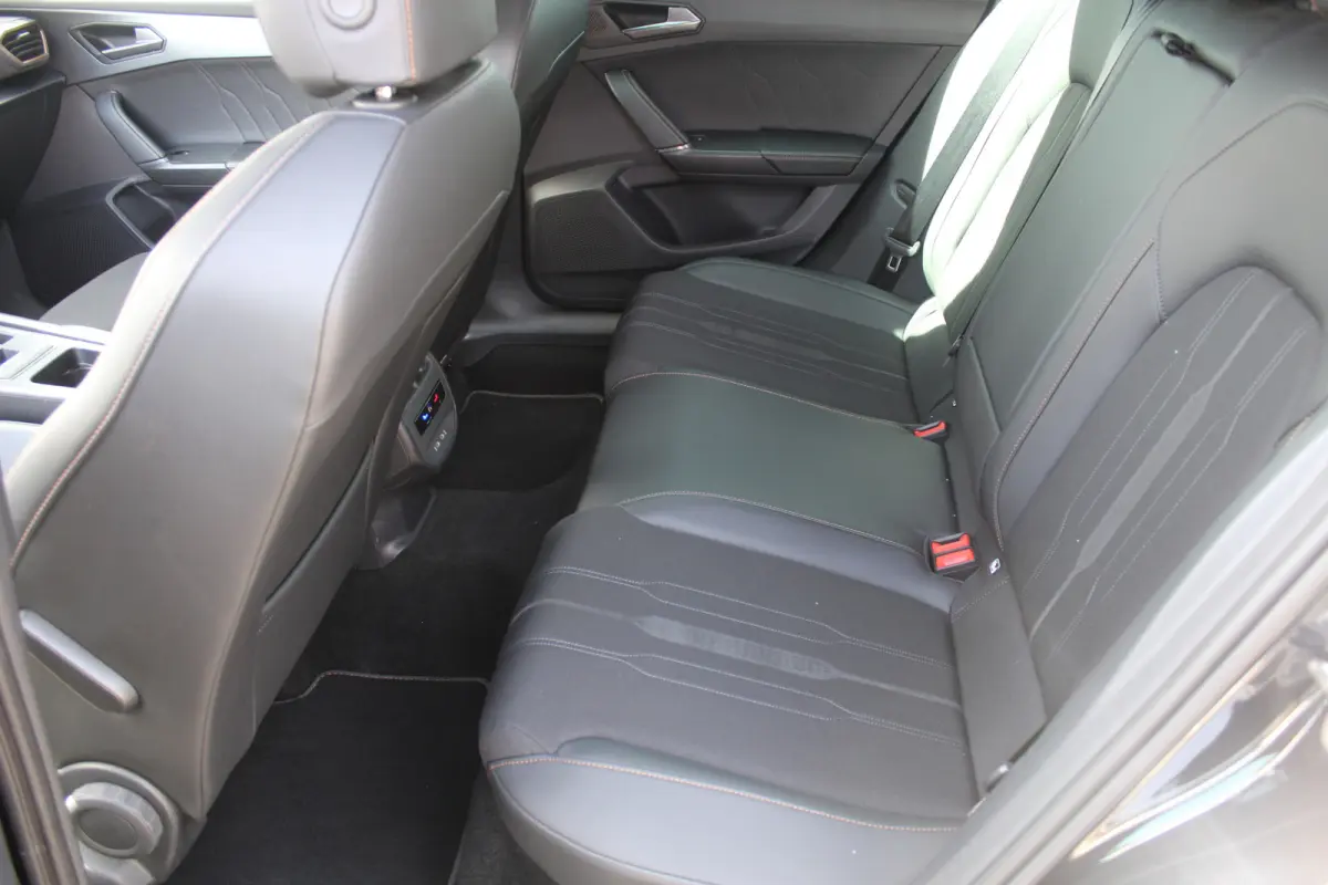 1.4 e-Hybrid Business l Adaptieve Cruise Control l PDC l Achteruitrijcamera l Stuur- en Stoelverwarming l Keyless l Navi l Clima l Apple Carplay/ Android Auto