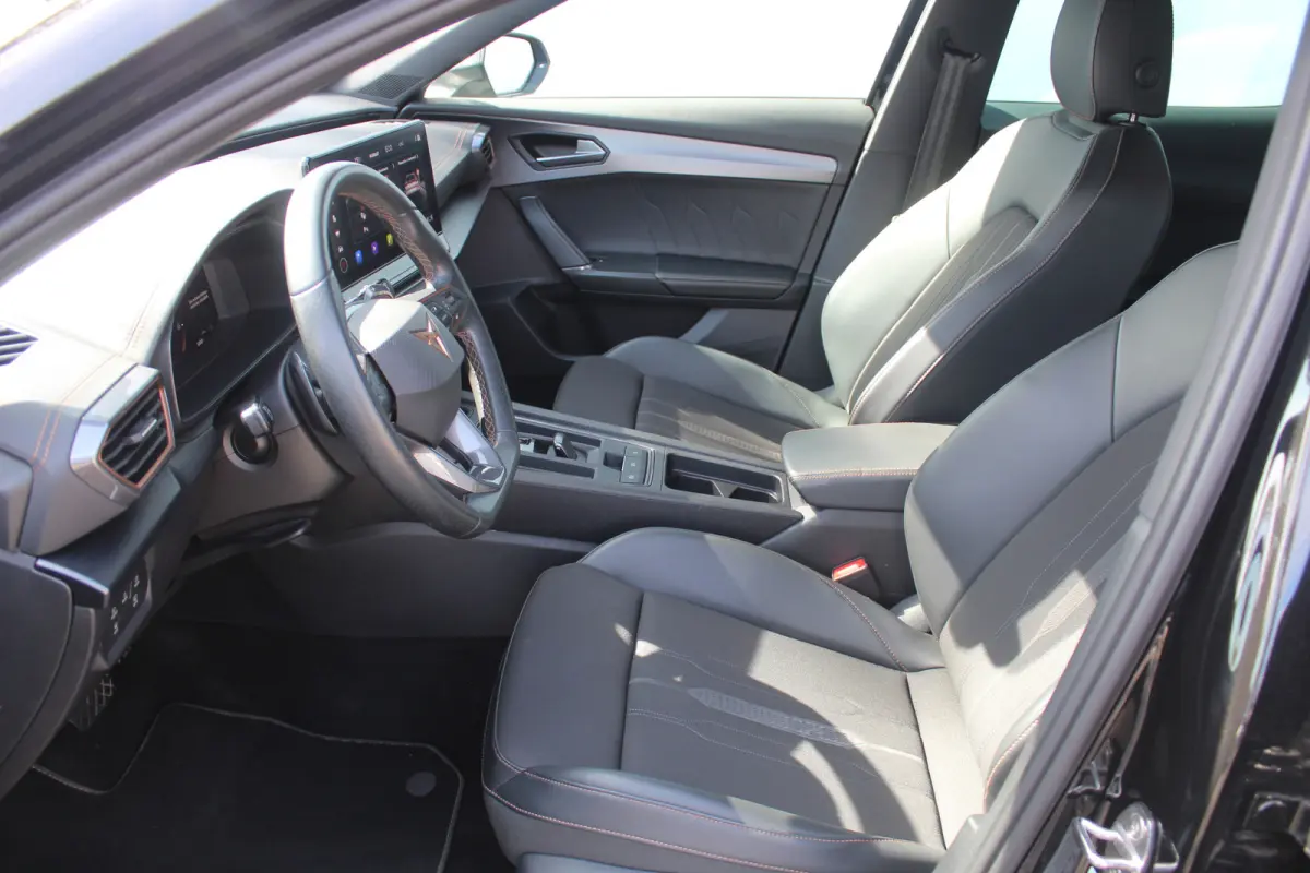 1.4 e-Hybrid Business l Adaptieve Cruise Control l PDC l Achteruitrijcamera l Stuur- en Stoelverwarming l Keyless l Navi l Clima l Apple Carplay/ Android Auto