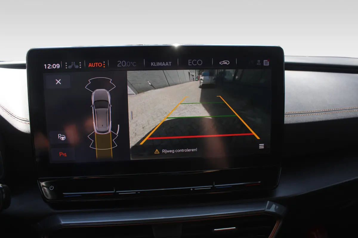 1.4 e-Hybrid Business l Adaptieve Cruise Control l PDC l Achteruitrijcamera l Stuur- en Stoelverwarming l Keyless l Navi l Clima l Apple Carplay/ Android Auto