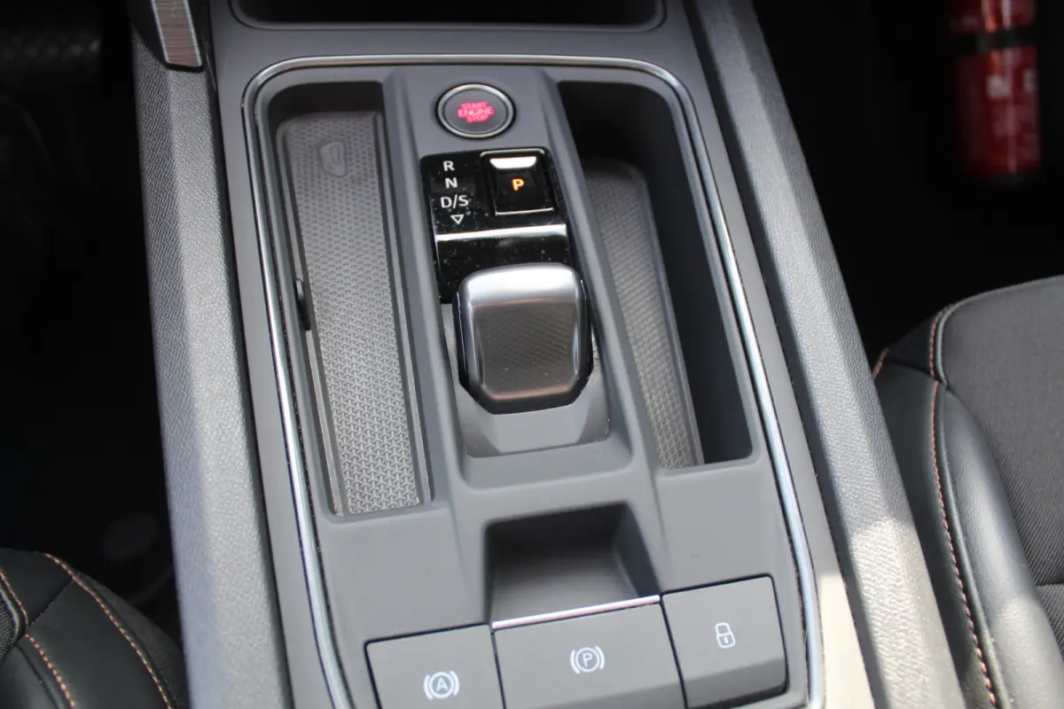 1.4 e-Hybrid Business l Adaptieve Cruise Control l PDC l Achteruitrijcamera l Stuur- en Stoelverwarming l Keyless l Navi l Clima l Apple Carplay/ Android Auto