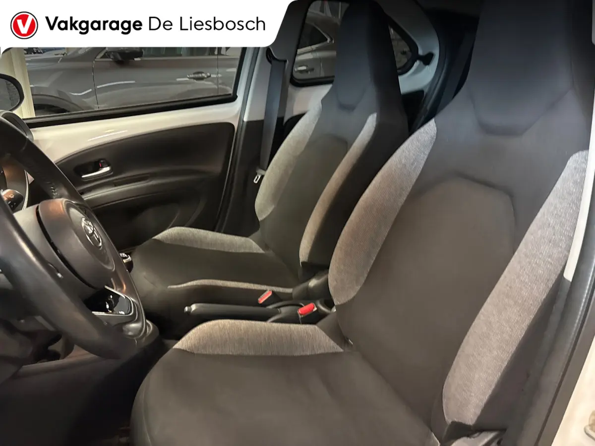 1.0 VVT-i MT first / apple /stoelverw /cruisec /camera/pdc/clima/boeken