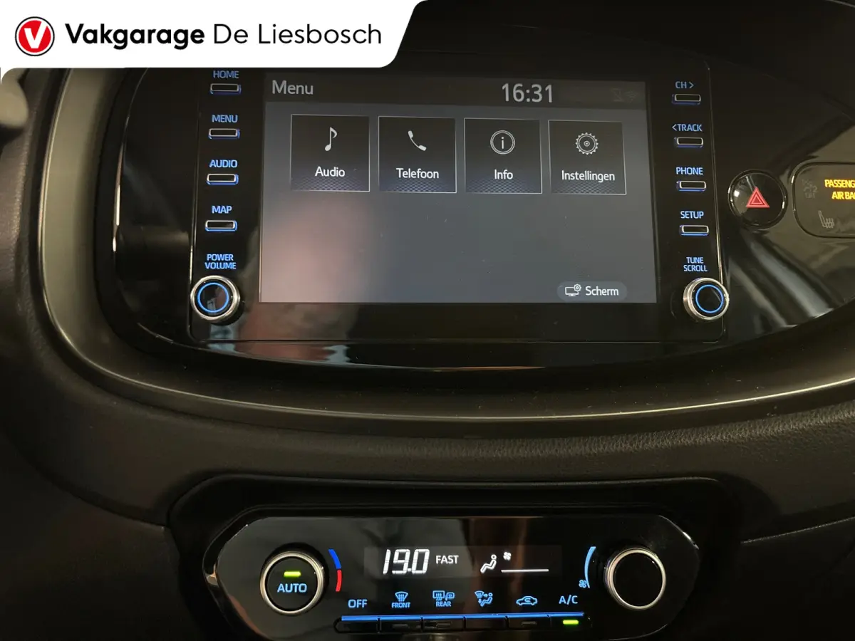 1.0 VVT-i MT Play /clima/stoelverw / camera/cruisec /pdc/apple/boeken