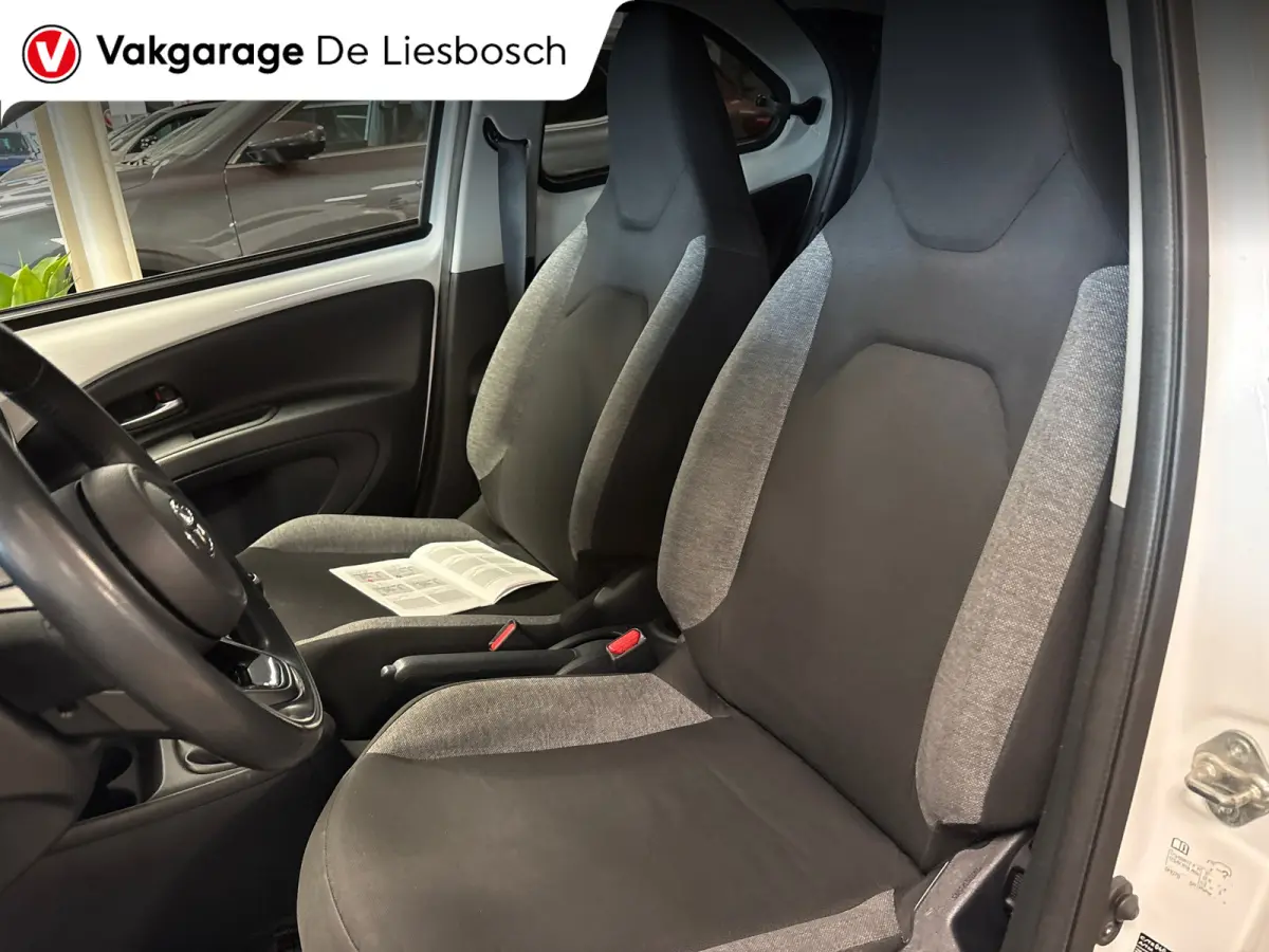 1.0 VVT-i MT Play /clima/stoelverw / camera/cruisec /pdc/apple/boeken